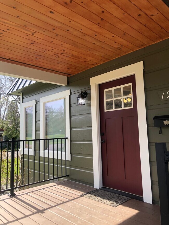 Foto del edificio - Charming 2-Bedroom Home Across from the Park!