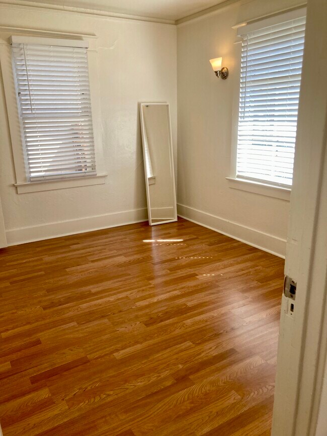 129 S Broadway, Redondo Beach, CA 90277 Townhouse for Rent in Redondo