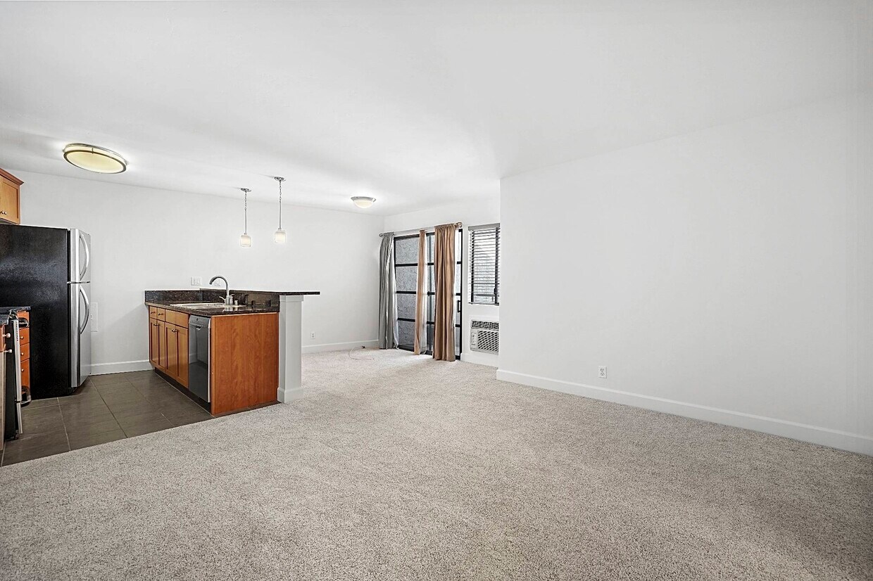 Primary Photo - 10982 Roebling Ave