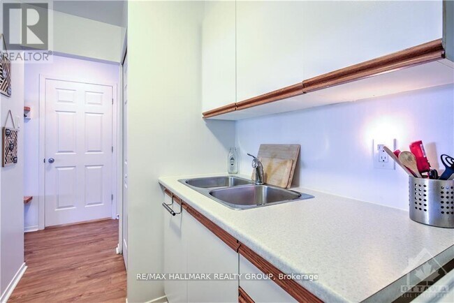 Building Photo - 260-260 Brittany Dr