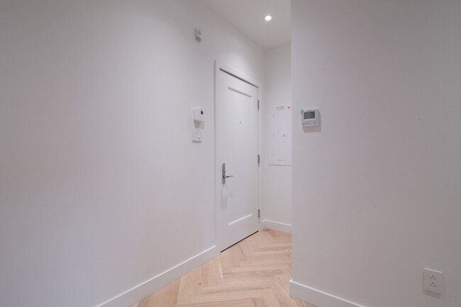 Building Photo - 590 Av. Outremont