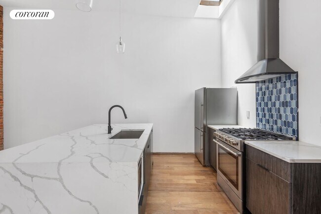 Building Photo - 257 Bleecker St