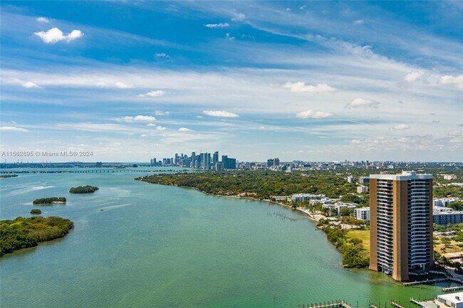 Foto del edificio - 720 NE 69th St