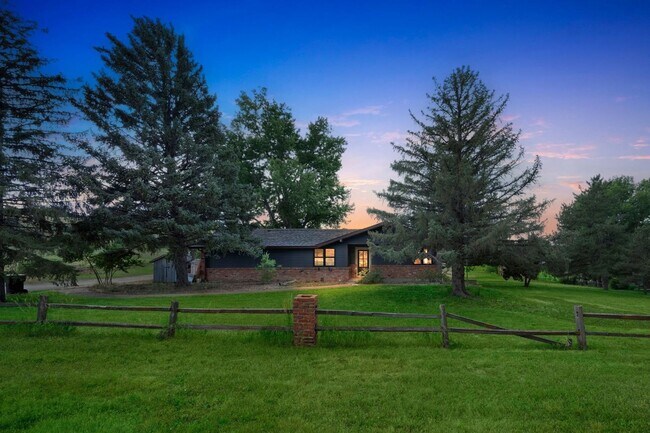 Building Photo - Awesome location! Newly Renovated 2BR Walk...