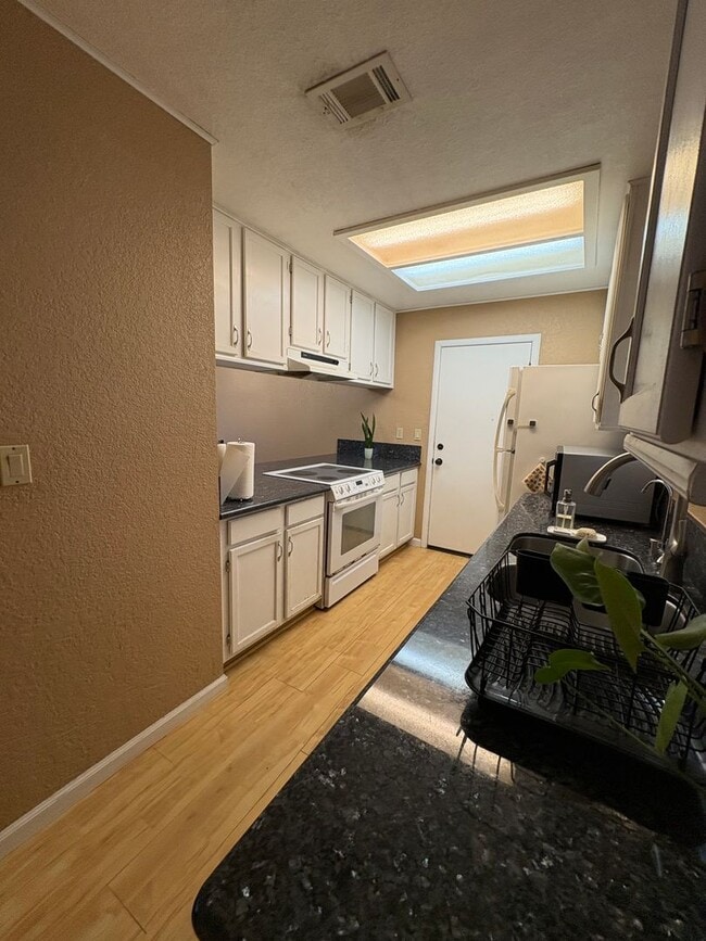 Building Photo - 3 Bed 2 Bath in South Davis Near Mace Ranch and Nugget Markets
