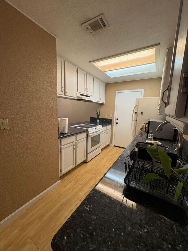 Foto del edificio - 3 Bed 2 Bath in South Davis Near Mace Ranch and Nugget Markets