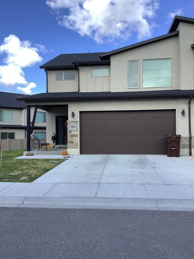Foto principal - Beautiful Townhome 3bd 2.5 Bath located in...