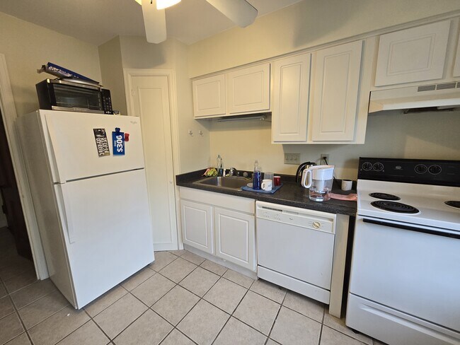 Building Photo - 9110 W North Ave