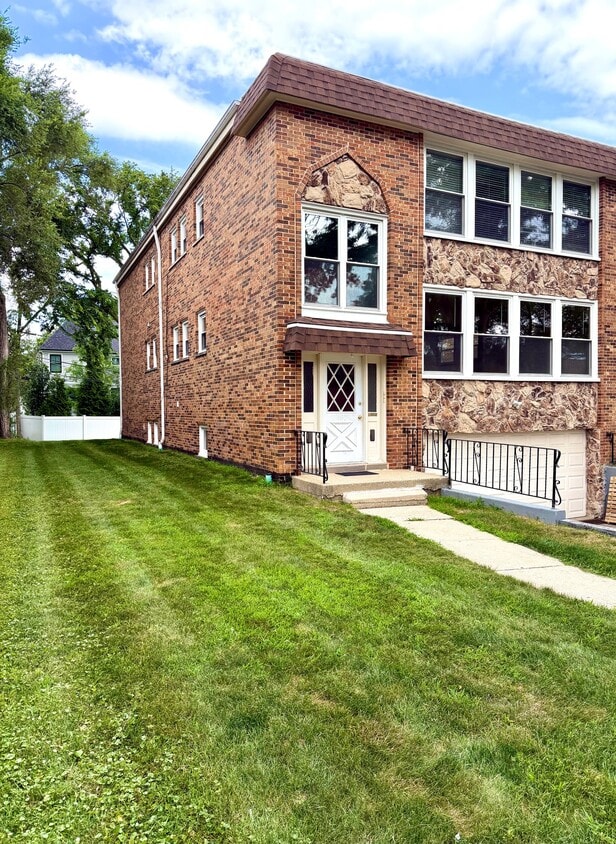 Photo - 167 E Van Buren St (Elmhurst, IL)