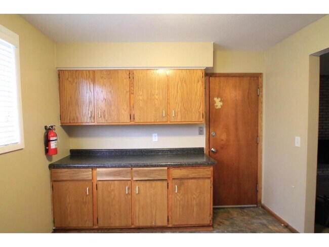 Building Photo - 1335 7th Ln