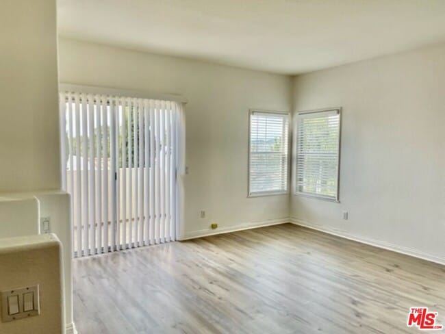 Building Photo - 1021 S San Marino Way