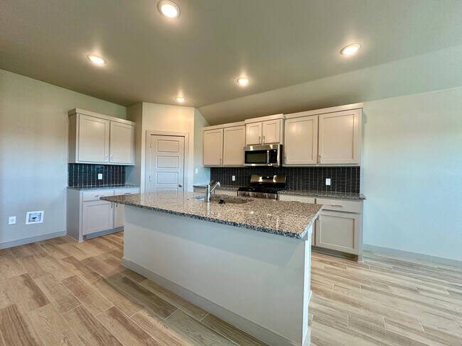 Building Photo - Brand New 3Bed/2Bath Available! 1,749 sq f...