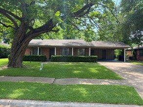 Building Photo - 1730 Bayou Dr