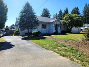 Building Photo - 717 Old County Rd
