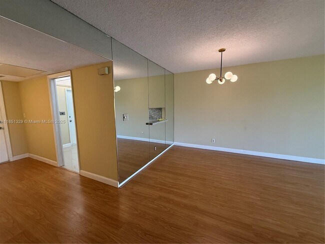 Foto del edificio - 3351 S Palm Aire Dr
