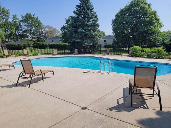 Building Photo - 1600 Light Road Unit 212 Oswego, IL 60543