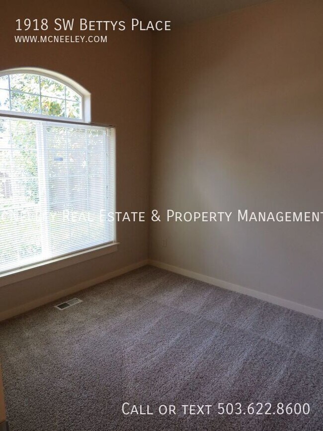 Foto del edificio - 1918 SW Betty's Pl
