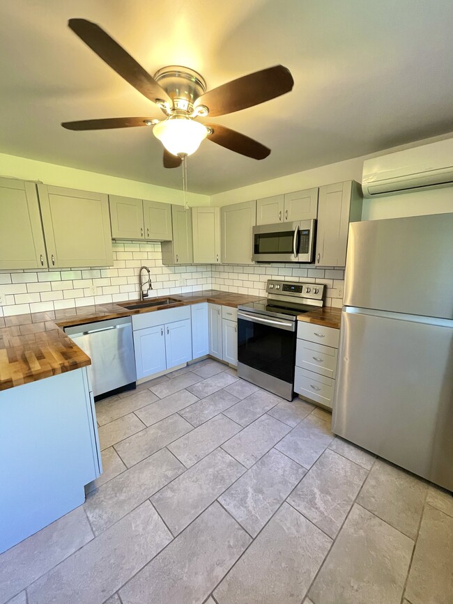 Kitchen (all stainless steel appliances) - 38 Riverview Dr