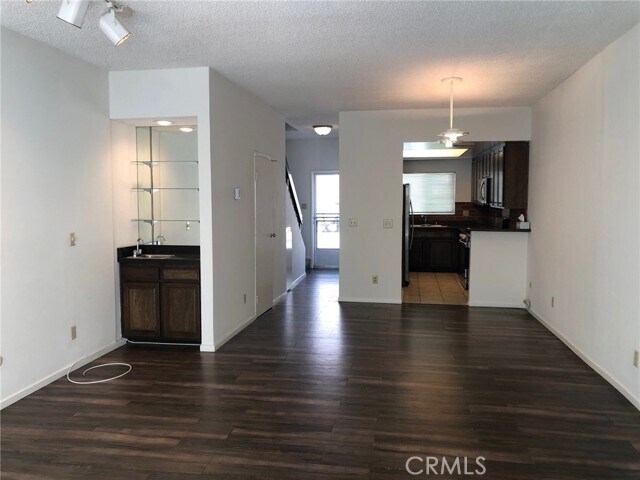 Foto del edificio - 4242 Stansbury Ave