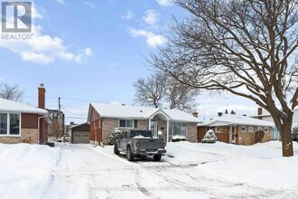 Building Photo - 736 Claude St