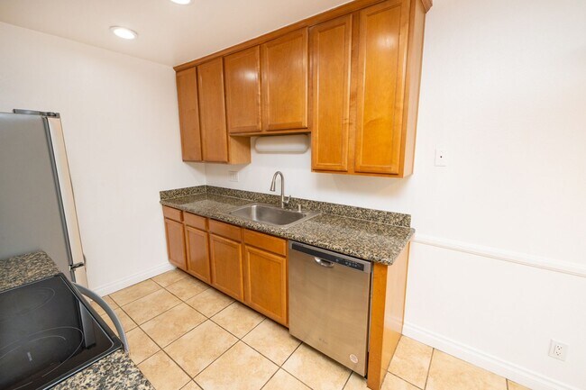Building Photo - MOVE IN SPECIAL! $750 off first month rent! 2BR/1.5BA Condo! 2 parking spaces