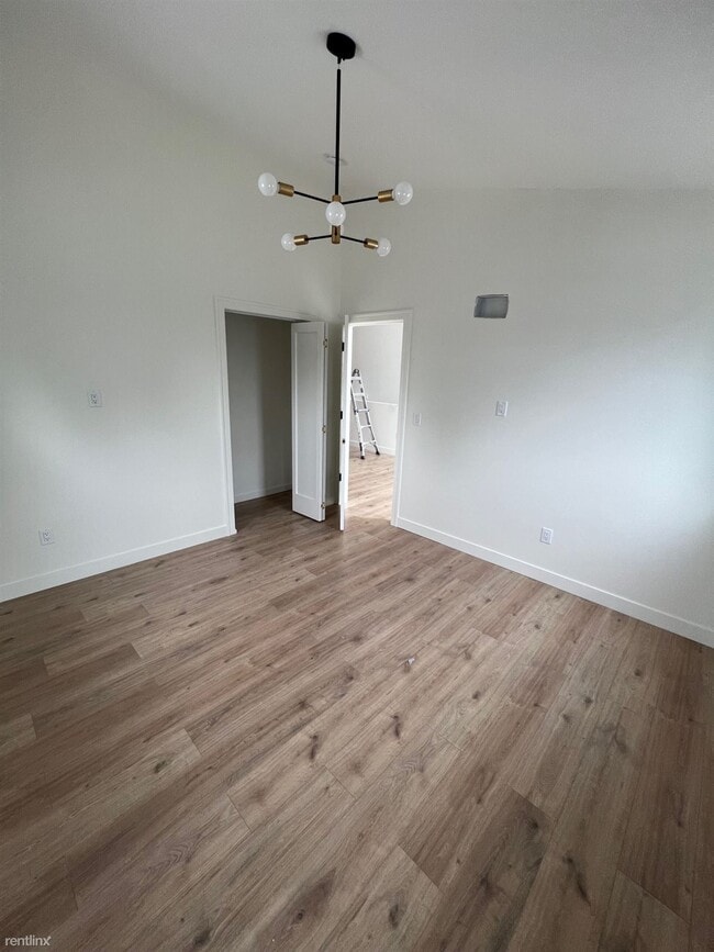 Building Photo - 3 br, 2 bath Townhome - 921 East Otjen Str...