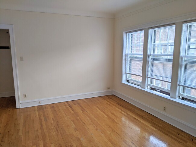 Foto del edificio - 729 Hinman Ave