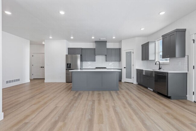 Building Photo - 535 S Cutler Ave