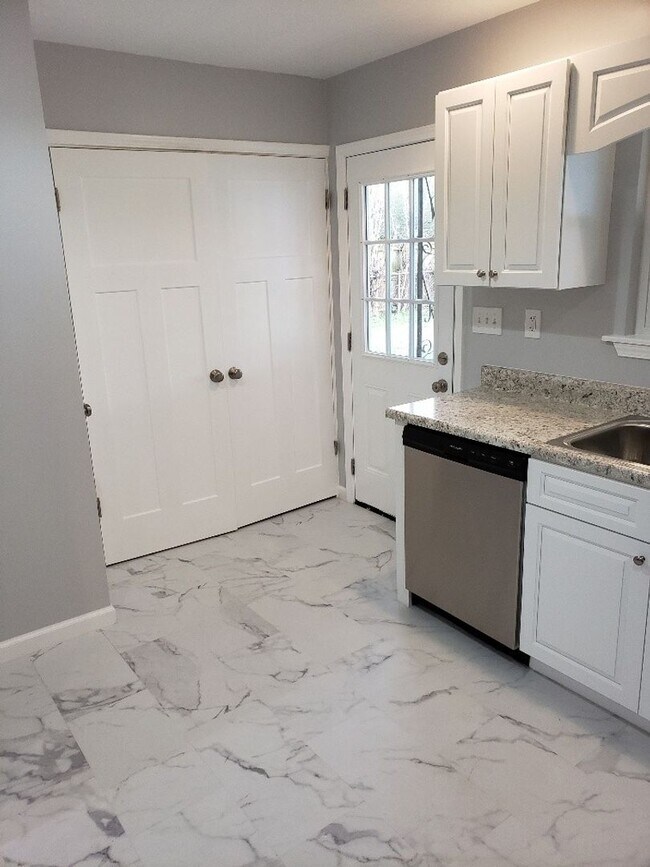 Building Photo - Grab this beauty before it's gone!