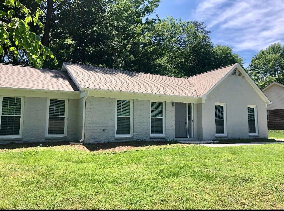 Well maintained brick home in NW Greensbor... - Well maintained brick home in NW Greensbor...