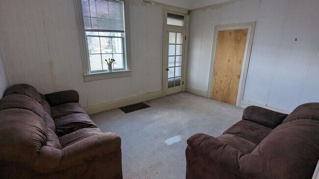 Building Photo - 6 Bedroom, 3 Bath House Very Close to SUU