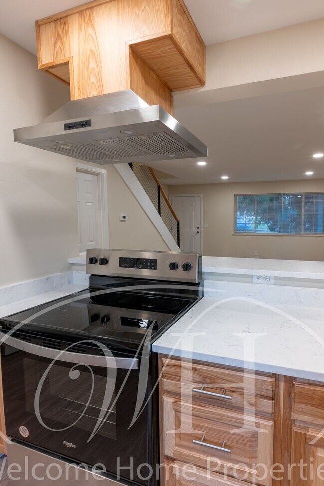 Foto del edificio - Spacious 2 bedroom duplex with attached garage