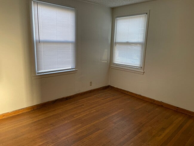 Building Photo - Cute Home In The Center Of Town!!!