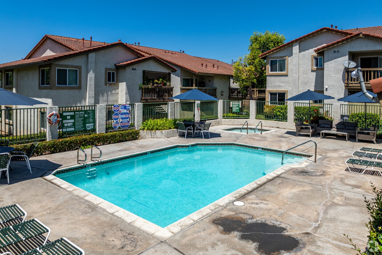 Primary Photo - Sand Castle Apartments