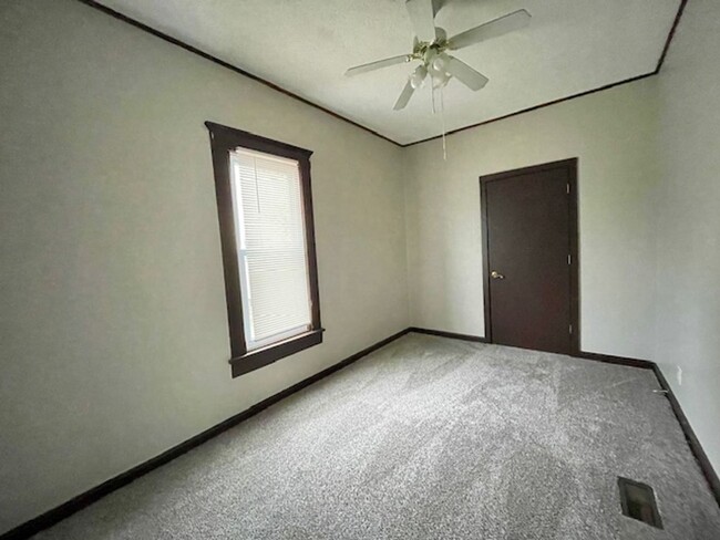 Building Photo - CONVENIENT 1 Bedroom Available!