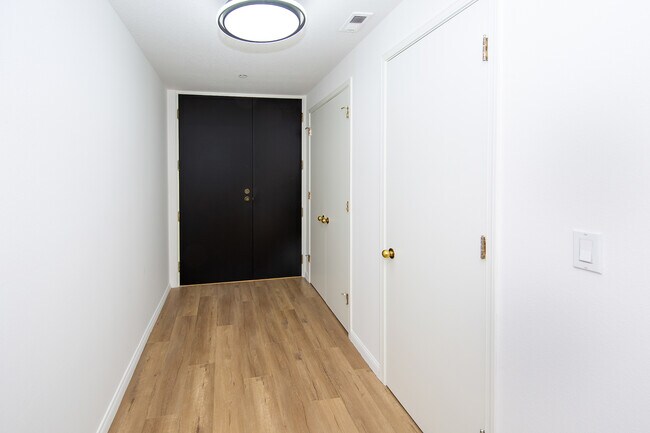 Foto del edificio - 200 N Swall Dr