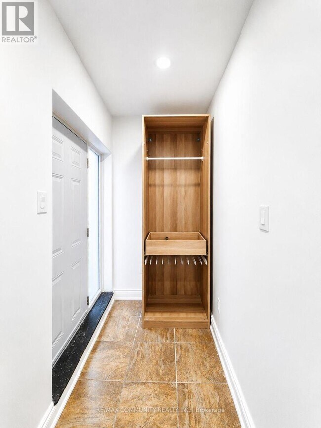 Building Photo - 19 Lacroix Ct