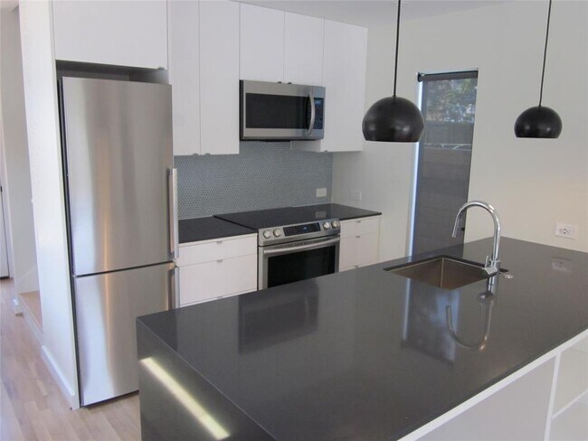 Foto del edificio - 1437 N Durham Dr