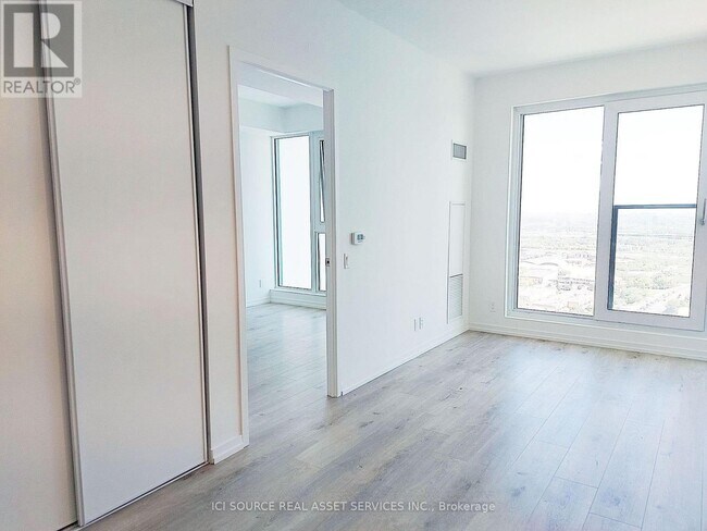 Photo du bâtiment - 1000-1000 Portage Pkwy