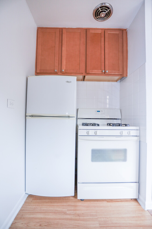 Building Photo - 455 W Briar Pl