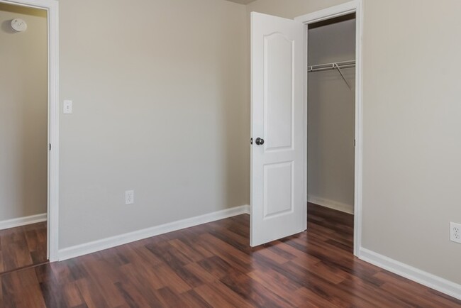 Building Photo - 112 Briarbush Ct