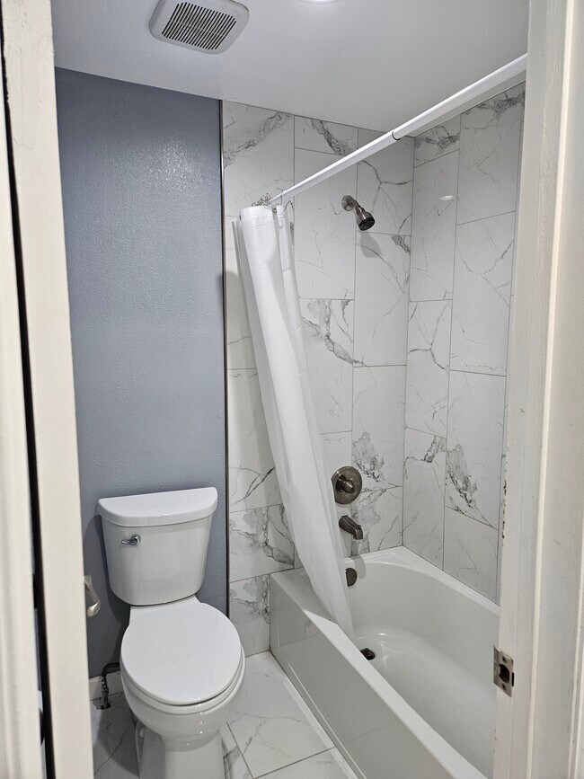 Foto del edificio - 2342 S Troy St