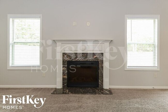 Building Photo - 801 Walnut Woods Dr