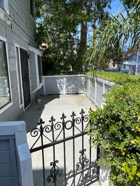 Building Photo - 1051 Newport Ave