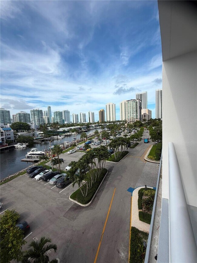 Foto del edificio - 400 Kings Point Dr