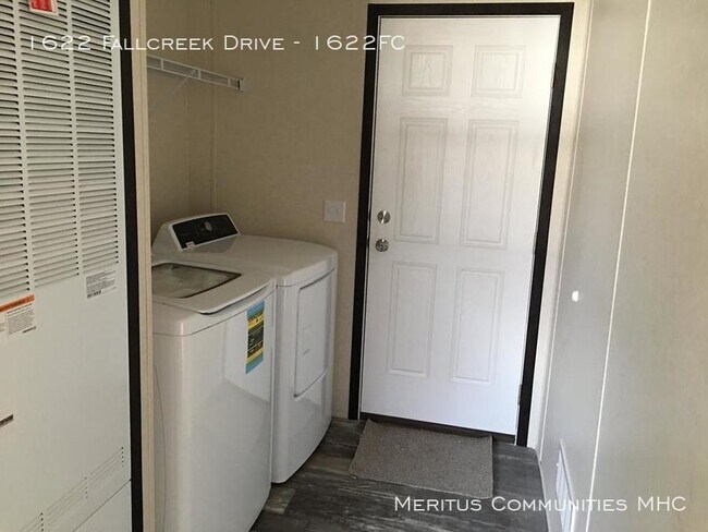 Building Photo - $399 Can Move You In!