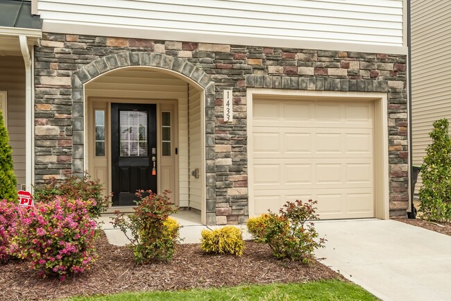 Building Photo - Beautiful End Unit Townhome minutes away f...