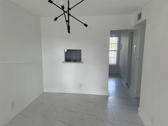 Foto del edificio - 3777 NW 78th Ave