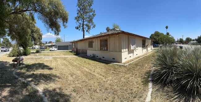 Building Photo - Large 4 bedroom / 2 Bathroom Home in Hemet