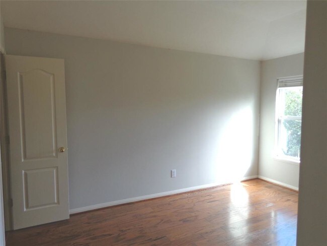 Foto del edificio - 10010 Chestnut Creek Way